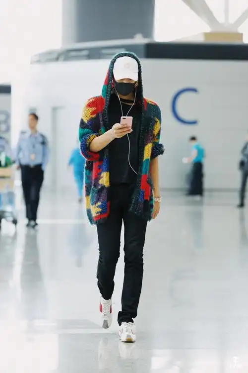 黄子韬身穿五彩外套现身机场 受邀启程戛纳电影节