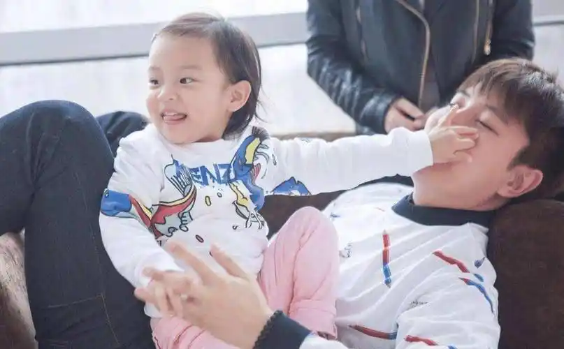 有种"逆袭"叫甜馨,当李小璐晒出女儿旗袍写真,这颜值没看错吧_贾乃亮