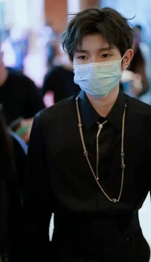 王源黑衬衫项链造型