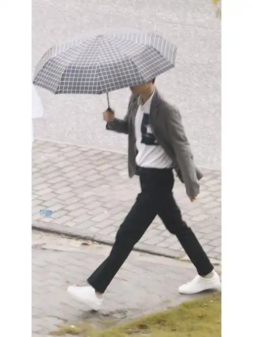 撑伞的顾魏劈叉式走路肖战大长腿走路好快