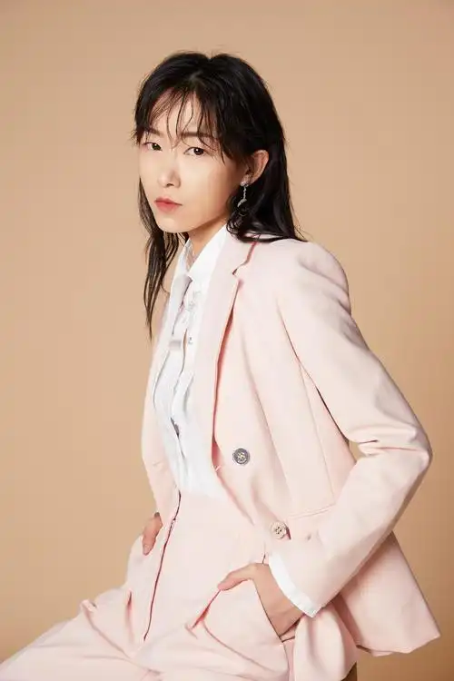 刘洛汐全新写真大片曝光 粉色西装可攻可萌气场全开