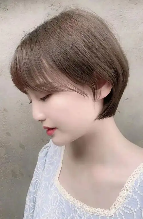 碎发是日常生活中比较常见的发型,有全露耳和半露耳两种,时尚自然很接