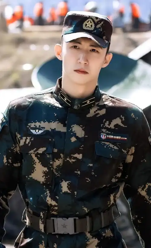 的军装照片,庄重而威严的军装下一张无比帅气干净的脸庞黄景瑜在娱乐
