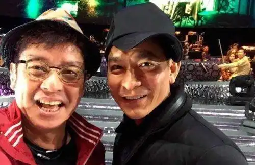 68岁谭咏麟偶遇刘德华,调皮"壁咚"一下,表情搞怪互动搞笑