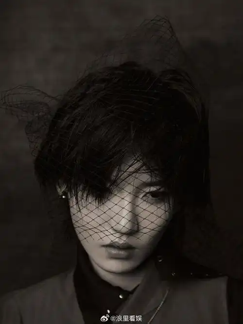 陆柯燃穿的解构主义高定衣裙