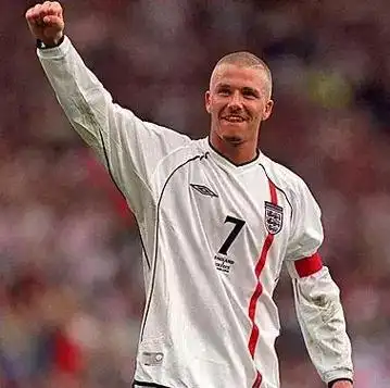 现在头秃得一比……|秀发|发型|图源|脱发|发际线|贝克汉姆_网易订阅