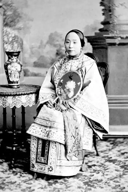 100多年前的清朝女子最后一张让人一见倾心
