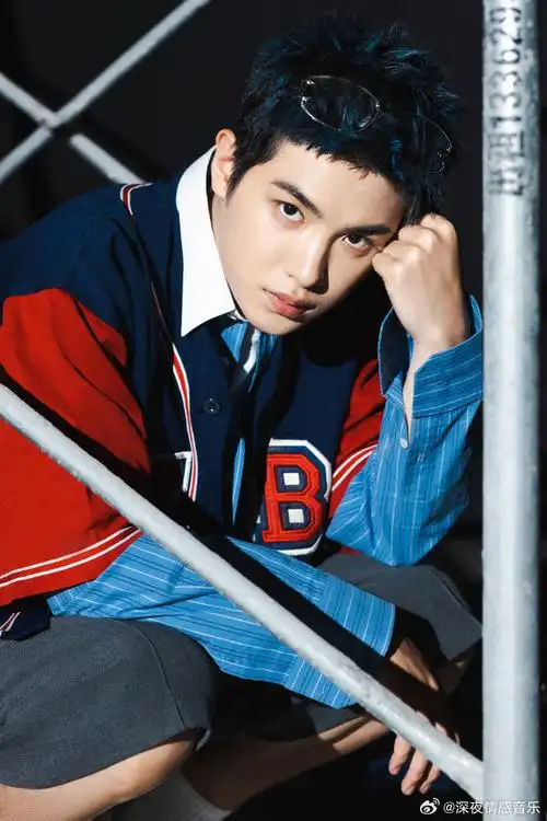 黄明昊蓝发带##黄明昊蓝黑寸头