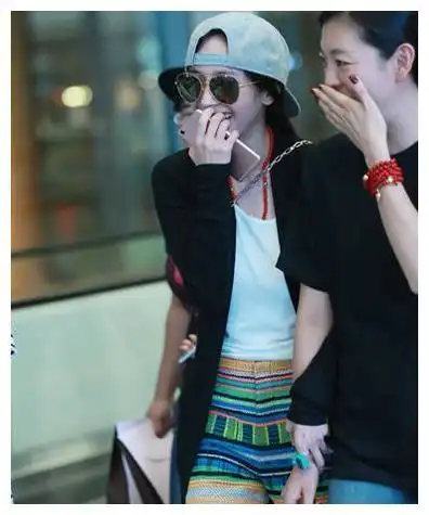 杨幂与助理现身机场开怀大笑网友这是遇到什么美事了