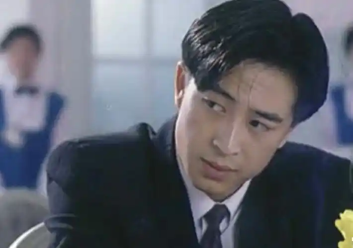 张嘉译年轻照片曝光,乍一看以为是黎明,原来大叔也曾是小鲜肉