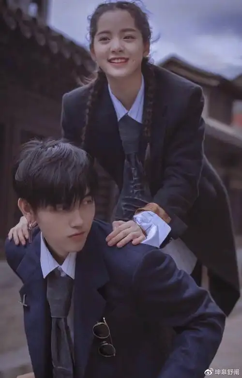 是那种甜甜的校园恋爱,两年前,两人合作了电影《秘果》,陈飞宇和欧阳