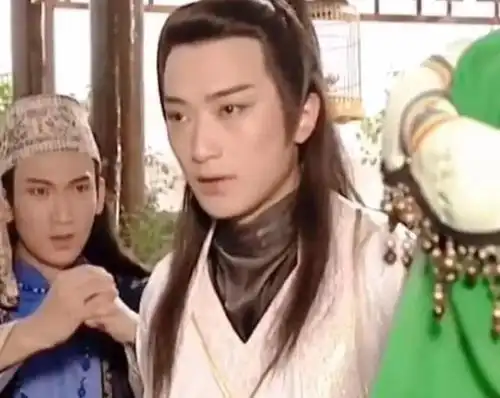 男神;饰演赵江龙的吕行,在多部谍战剧中露过脸;饰演邵琰宽的袁成杰