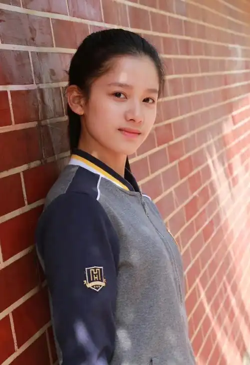 这高中时期的旧照就是高中学霸校花呀,真的好漂亮呀,现在也越来越漂亮