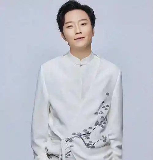 如今的李玉刚,不恋爱不结婚,步履维艰需要搀扶,究竟为何?