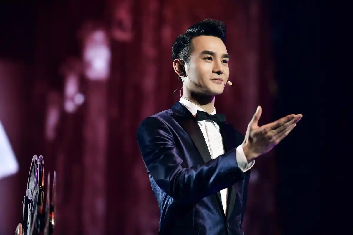 王凯凭借电视剧《伪装者》一路走红网络,他的硬汉风格霸气十足!