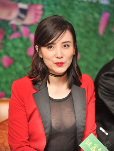 宋佳气质大胆不守旧轻薄内搭配西装年轻貌美身材也很吸睛