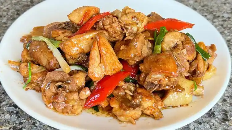 姜葱生炒鸡这样做实在太香了,外香里嫩,香气扑鼻,做法简单好吃