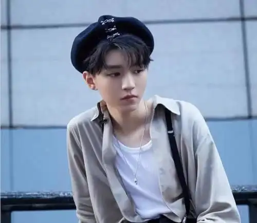 王俊凯最新发型怎么吹(王俊凯为何一直三七分发型)(3)