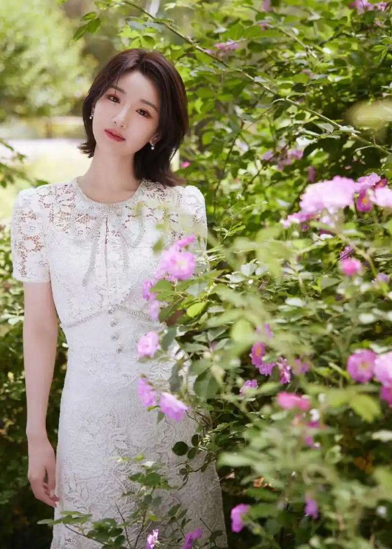毛晓彤# 一袭白色蕾丝镂空裙,甜美清纯的容颜,纤瘦高挑的身材,妩媚