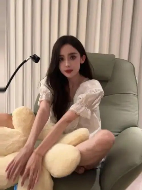 古力娜扎穿白色睡衣清丽脱俗!对镜wink甜笑好可爱(2)