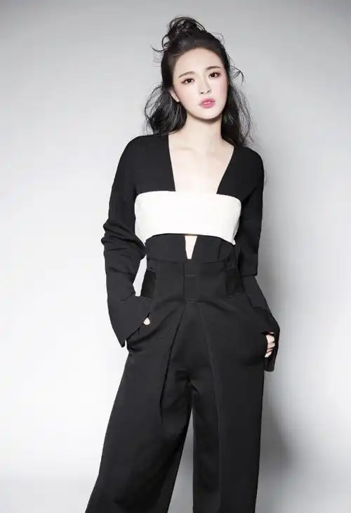 她获芒果台力捧却不火,红毯上意外一摔霸占微博热搜,24岁美若天仙