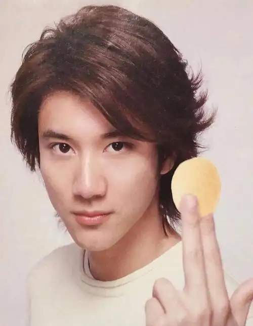 44岁的王力宏晒出新照,网友直呼差点认不出来