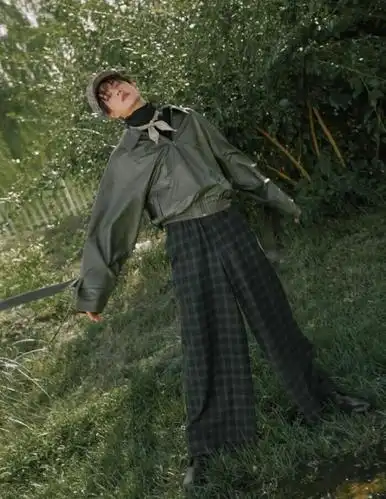 绝了!王一博雀斑造型,侧躺草地露出"小肚皮",太撩人