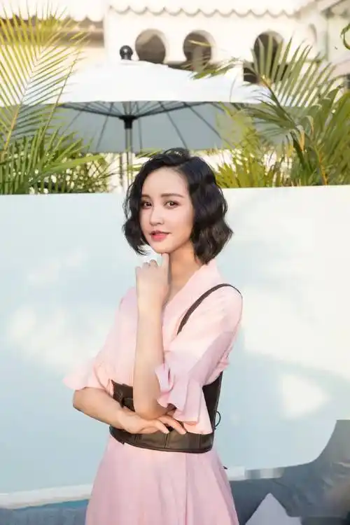 张歆艺新写真,每一帧都是迷人的挑战,你顶得住吗?