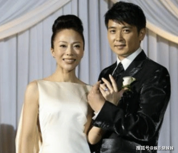 他曾被称最帅老师与大6岁妻子姐弟恋今年过40生活幸福