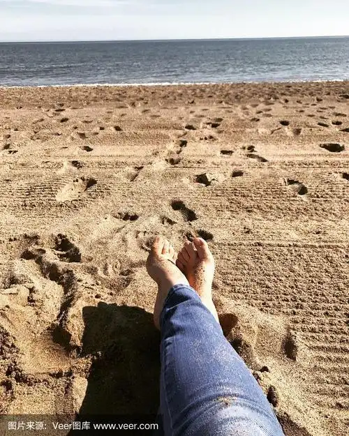 光着脚在沙滩上
