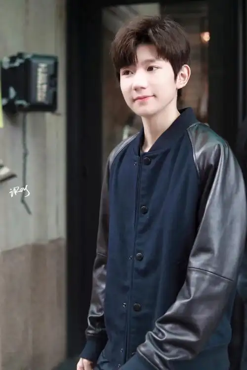 王源超话#王源2023岁稔予安#18年上班的王源 正面是可爱小肥包侧面是