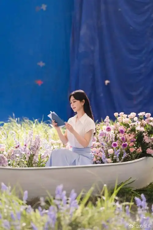 杨紫一身白衣置身花海黑发散落肩头气质温婉邻家