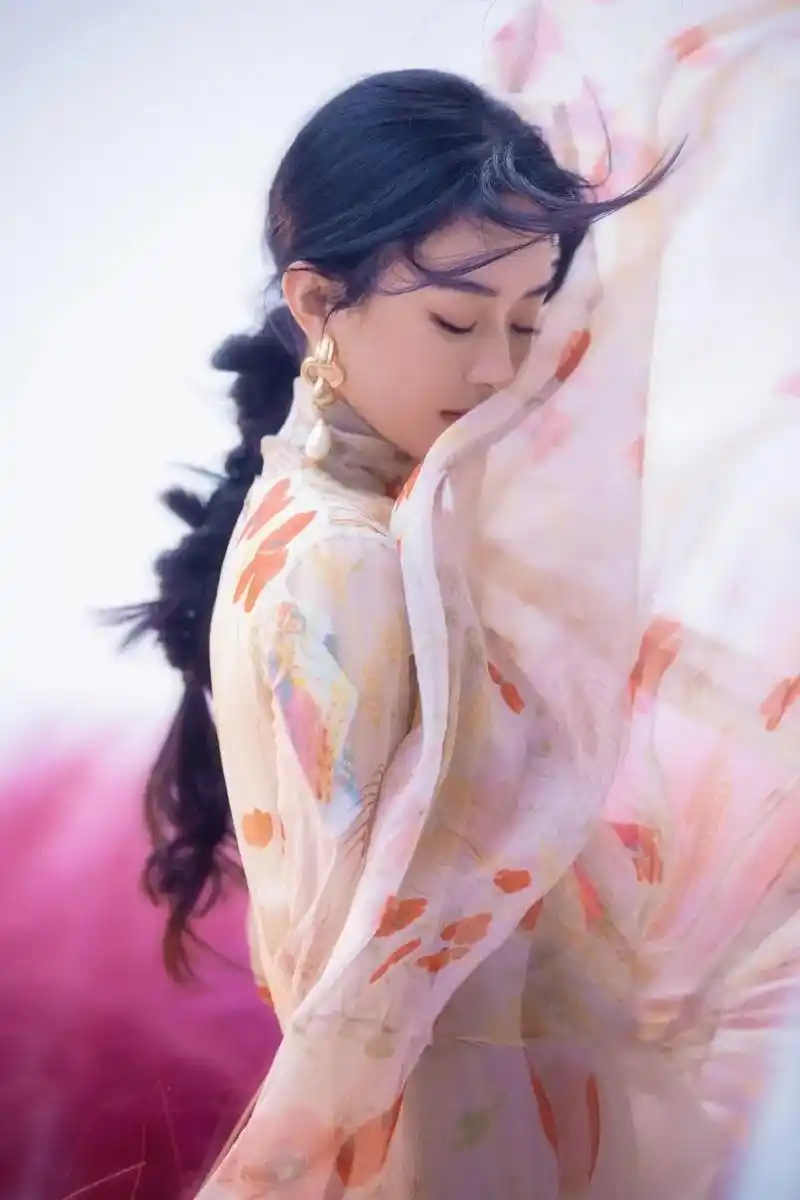 赵丽颖 时尚芭莎五月刊封面预告#幸福到万家 - 抖音