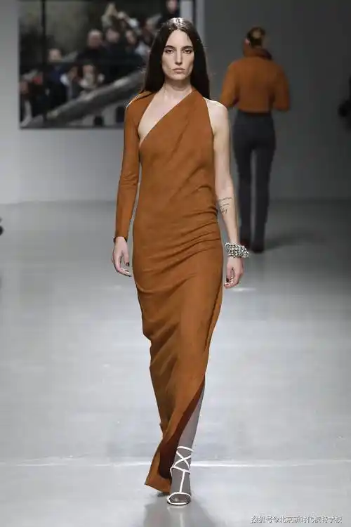 综上所述,定点动作是模特在走秀时的重要环节之一.