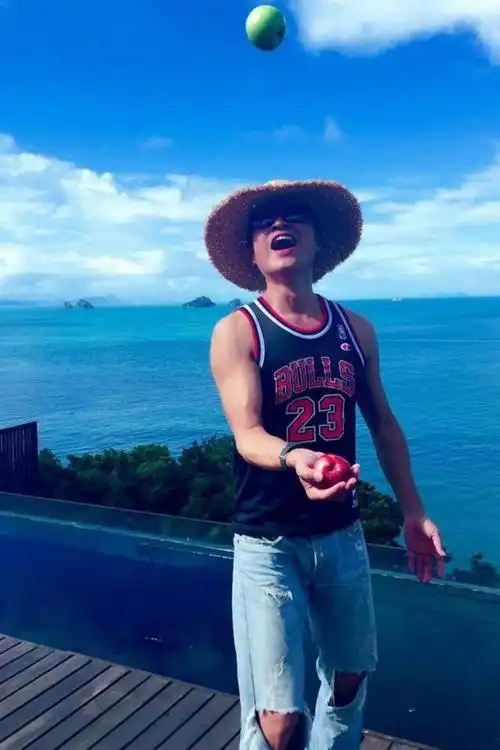 59岁马景涛近况曝光:面容精神身材有型,紧身短袖破洞裤成标配