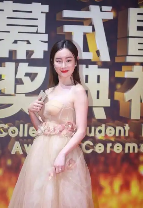 原创张檬的身材还挺有肉的穿浅色的裙子略显胖但曲线很撩人