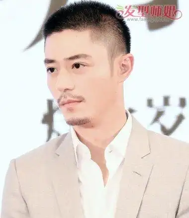 霍建华推"假杨幂"太暖心 "禁欲男神"霍建华剃两边短发发型高雅绅士
