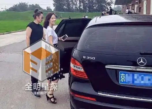 吴秀波妻子探班秀恩爱 潮叔妻子身材高挑气质佳