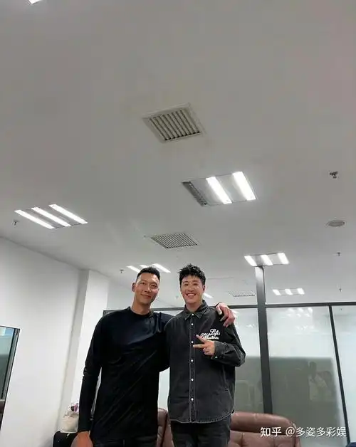 潘玮柏晒演唱会后台与易建联合影网友两个人身高差也太可爱了