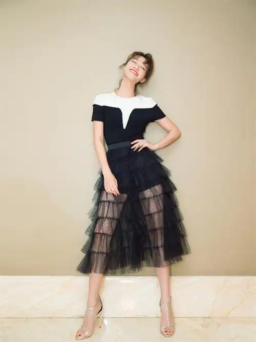 蓝盈莹黑白浪漫造型亮相 获赞"90后原力女生"