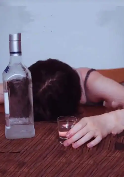 独身女孩喝醉酒,打错车上了保时捷,好心司机将其安全送回家