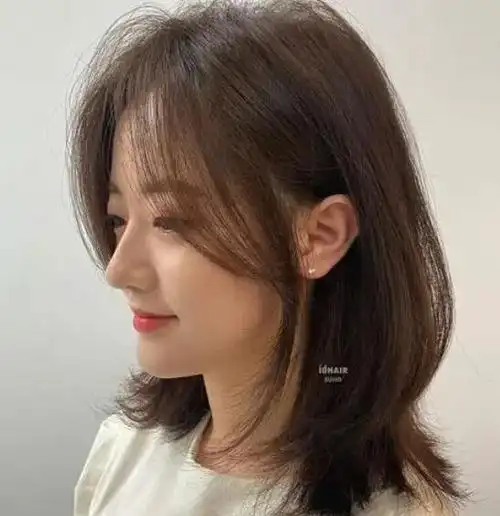 斜八字刘海锁骨发型,换上减龄又瘦脸