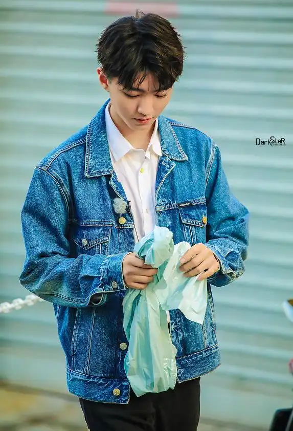 王俊凯中餐厅第三季高清来袭 蓝色牛仔外套亮眼