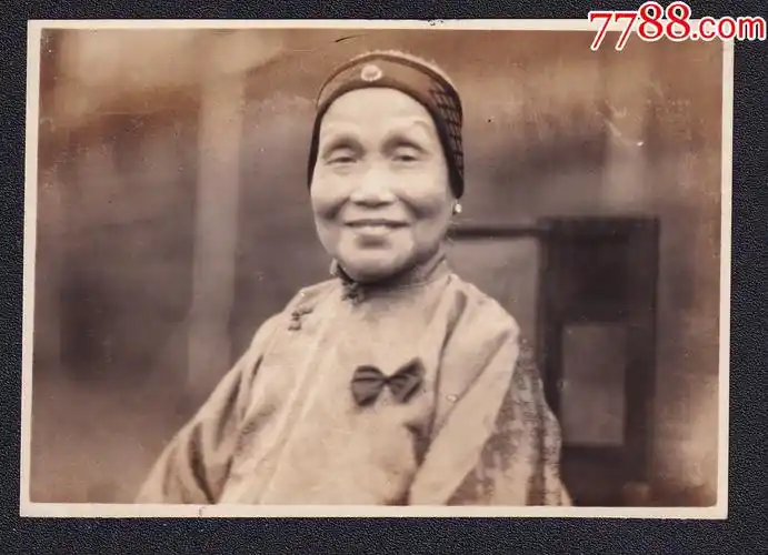 民国年代典型老太服饰老照片1张(尺寸约7*9.9厘米)_老照片_阿杰书店【