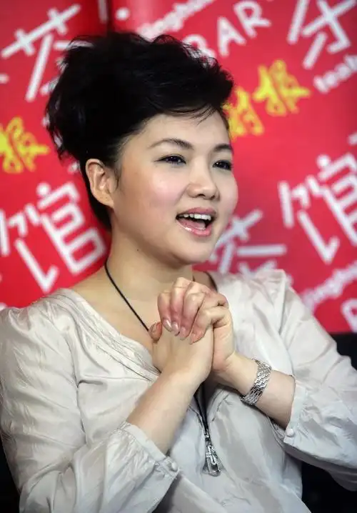 王莉,空政文工团女高音歌唱家,国家一级演员