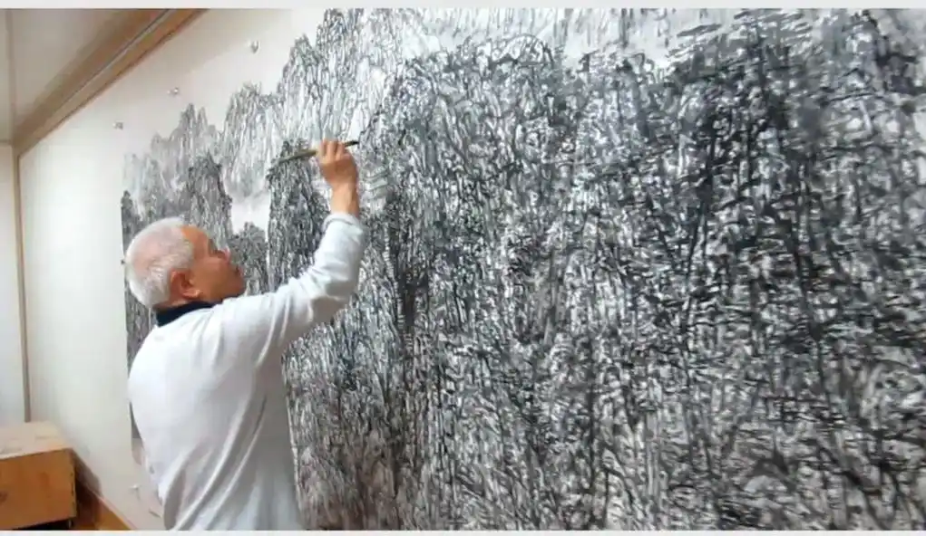 2013年,画家李小可在黄山画院创作大幅山水画 - 抖音