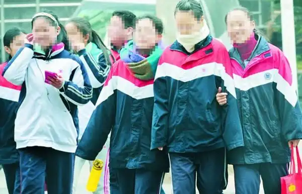都批中国校服丑为什么还穿了三十年
