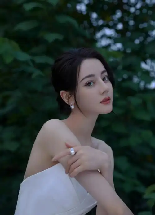 【迪丽热巴】白色缎面礼服和珍珠简直绝配