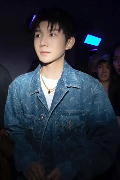 无水印图奉上,这种程度的美少年必须要让更多人欣赏到@tfboys-王源