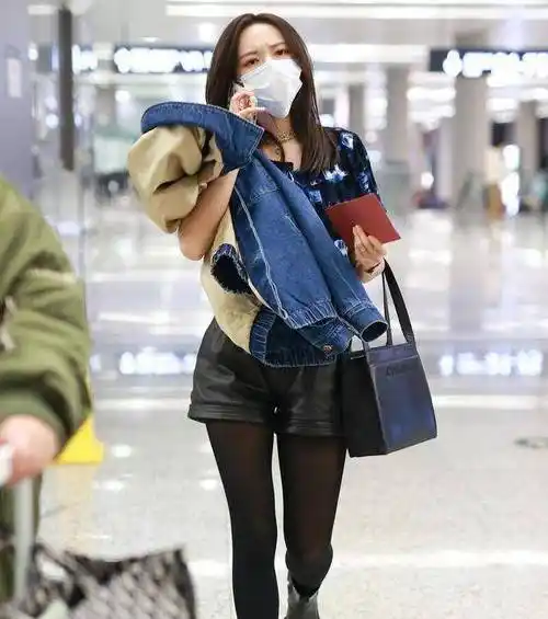 程潇终于在机场耍大招了,穿上黑丝袜和超短裤,瞬间变身完美女王!